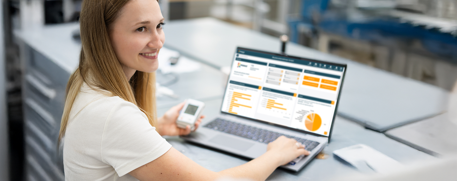 PRIMAS online Testo TIS Mitarbeiterin bei der Arbeit mit dem Primas online Portal