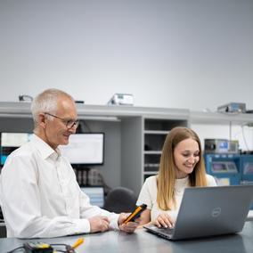 PRIMAS connect Testo TIS Mitarbeiter bei der Arbeit im Proüflabor mit PRIMAS connect