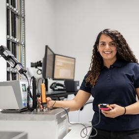 Kalibrierung thermodynamischer Messmittel Testo TIS Mitarbeiter bei der Kalibrierung