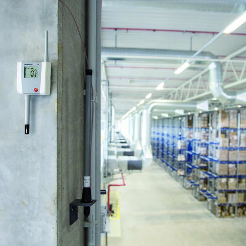 Testo Industrial Services kalibriert und qualifiziert Monitoringsysteme Monitoringfühler an einer kritischen Stelle in einem Lagerbereich mit Hochregallagern