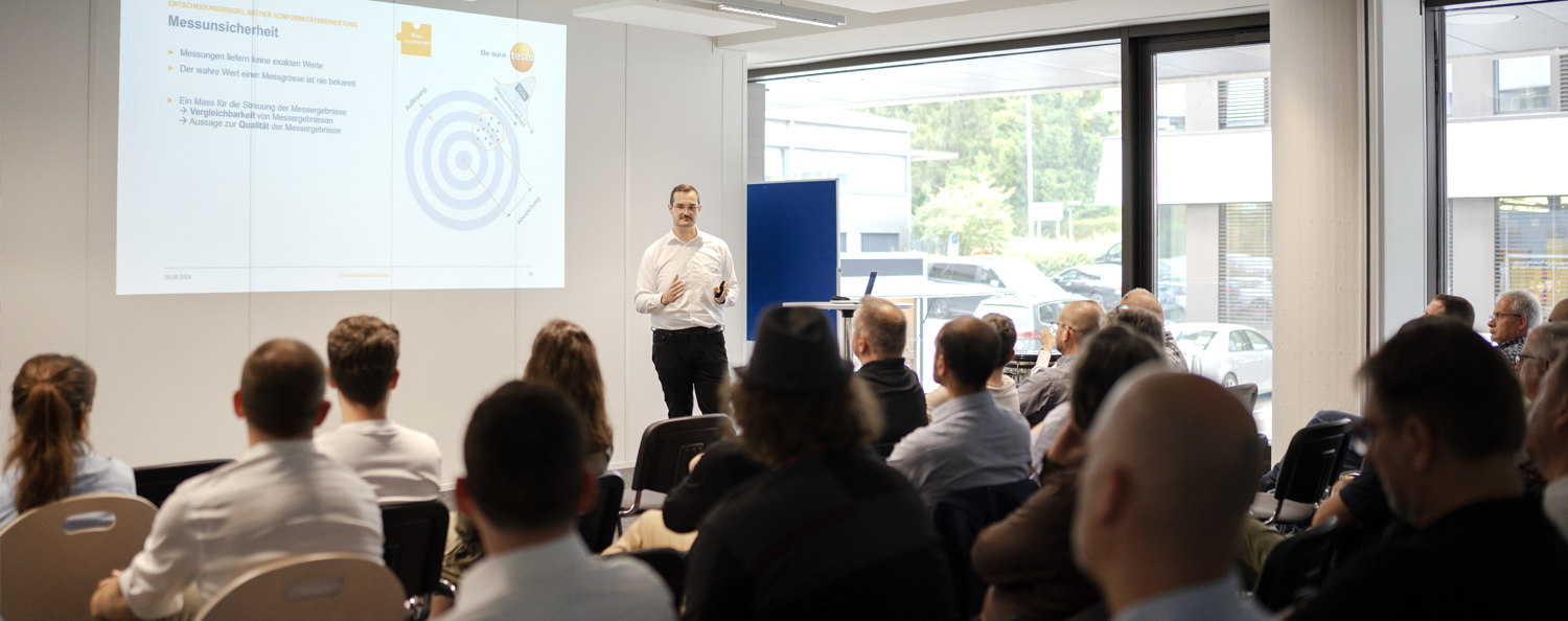 Referent hält Vortrag beim Kundentag der Testo Industrial Services AG